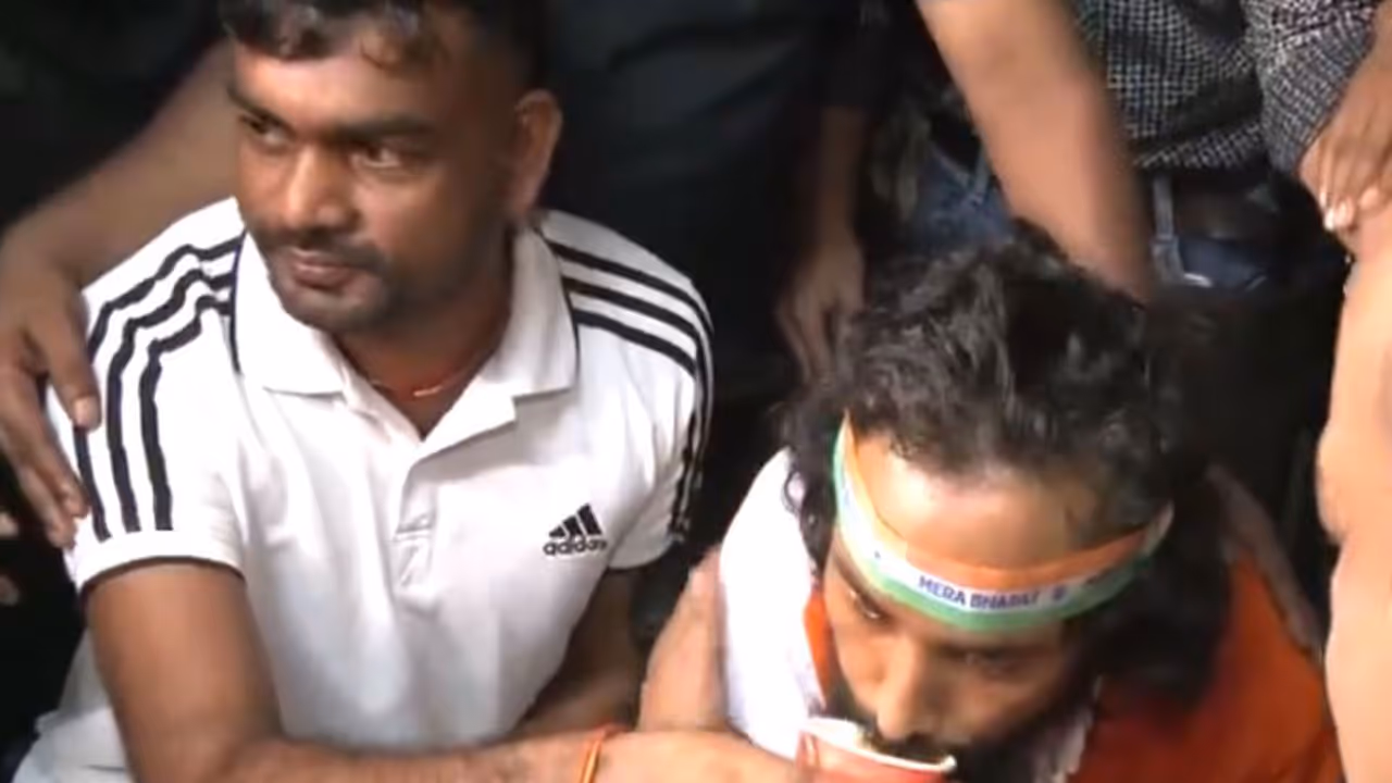 Jharkhand student leader Devendra Nath Mahto ends hunger strike (Photo/ANI) Jharkhand student leader Devendra Nath Mahto ends hunger strike (Photo/ANI)
