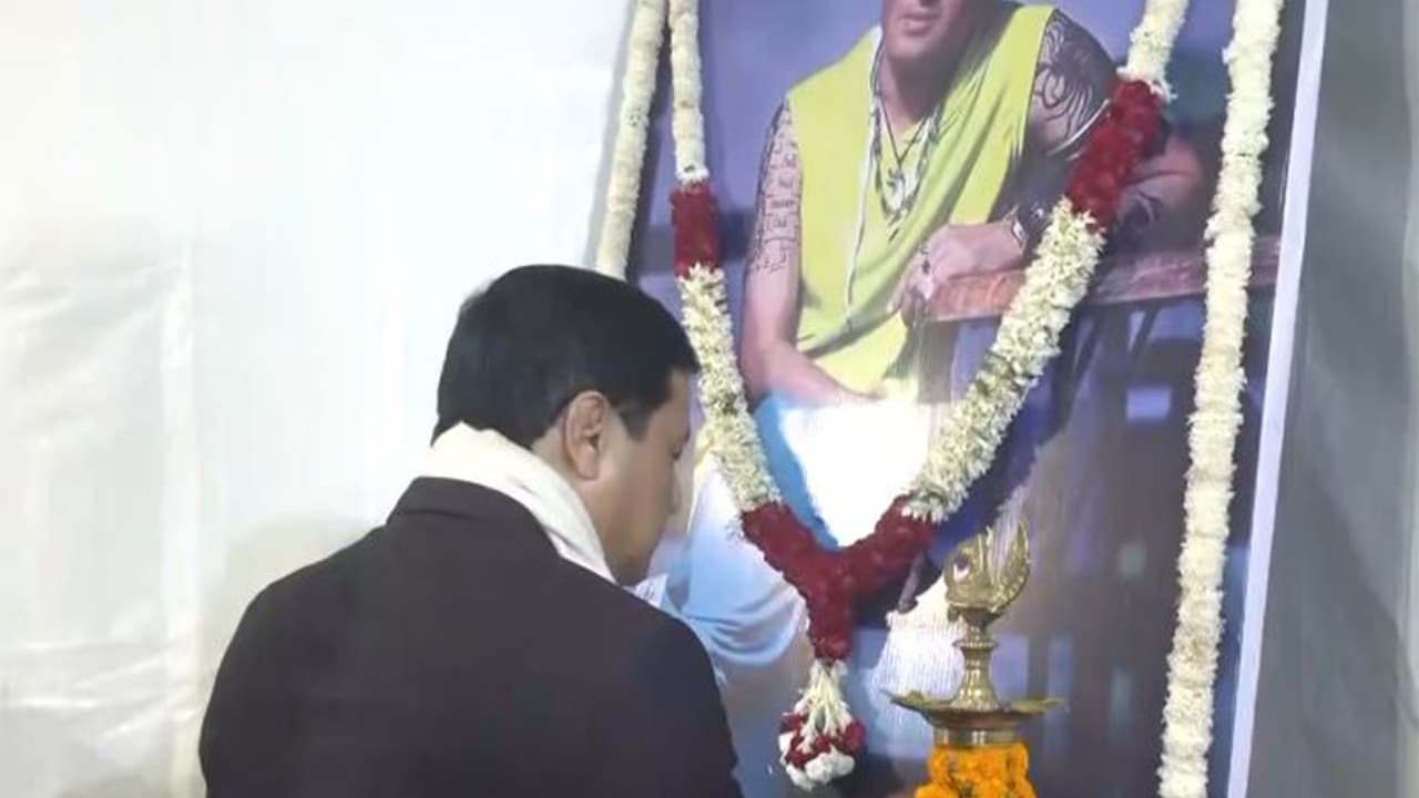 Union Minister Sonowal pays floral tribute (Photo/ANI)
