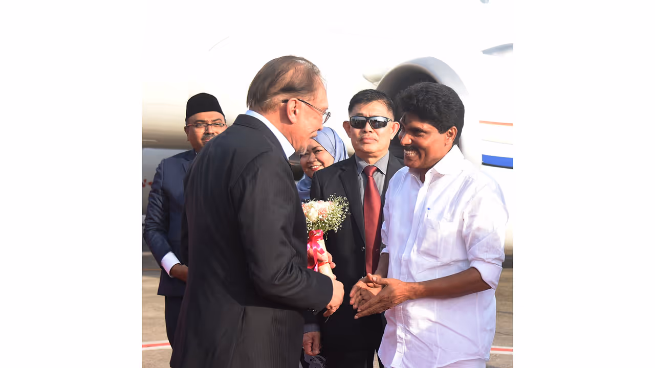 Keralam CM Satheesan greets Malaysia PM Anwar Ibrahim (Photo/X @vdsatheesan) Keralam CM Satheesan greets Malaysia PM Anwar Ibrahim (Photo/X @vdsatheesan)