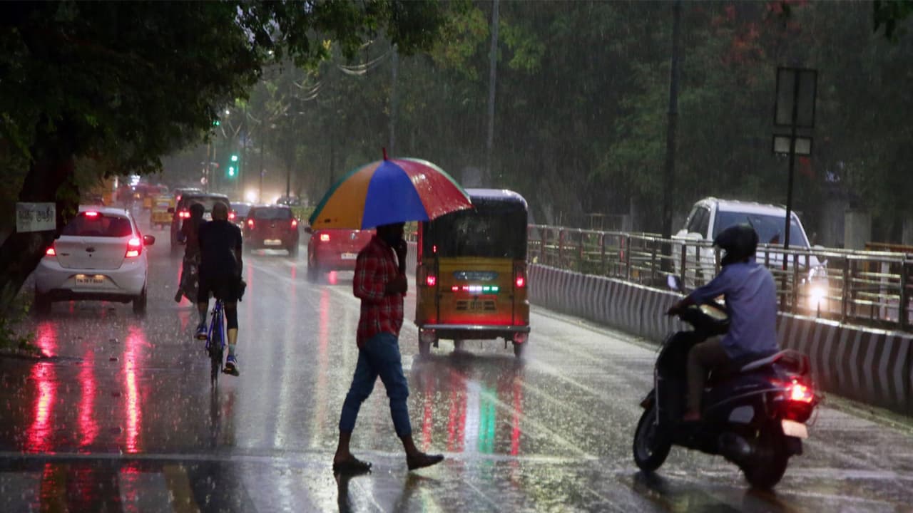 Commuters make their way during rain in Chennai (Photo/ANI) Commuters make their way during rain in Chennai (Photo/ANI)