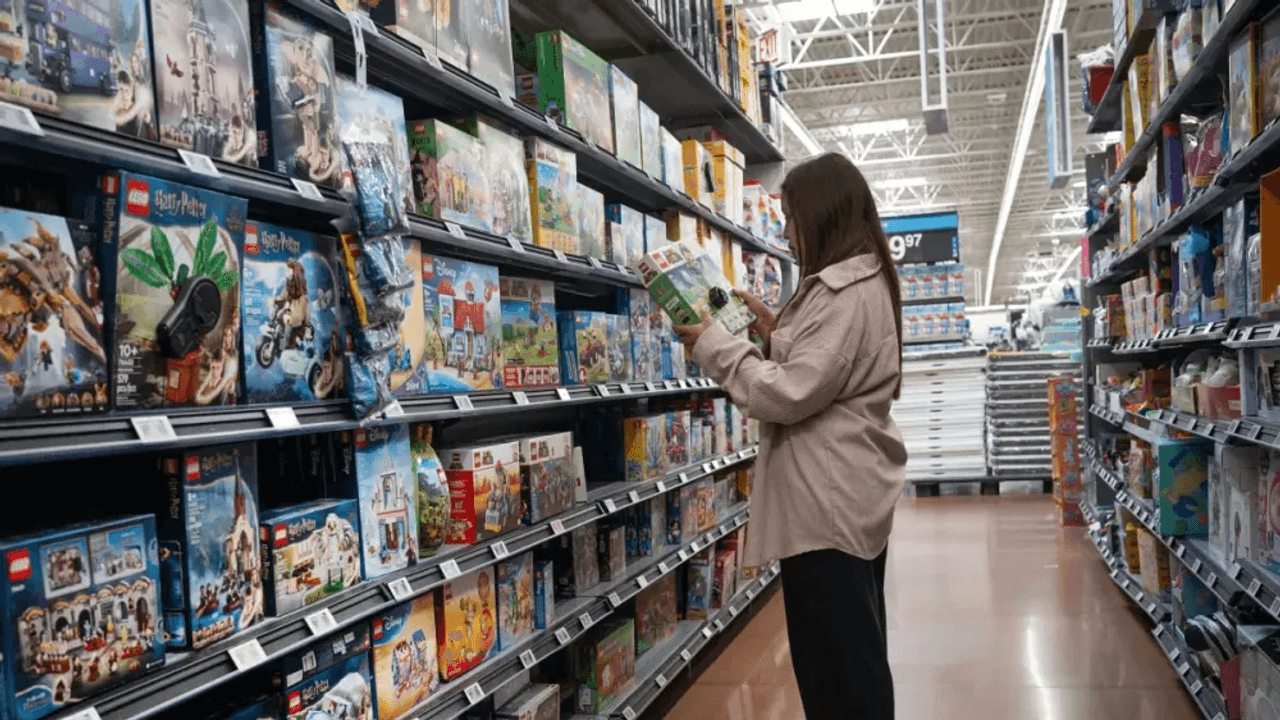 https://stocktwits.com/news articles/markets/equity/toymakers hasbro and mattel lose sales steam but retail bulls hold firm/ch8yF5TR5u8