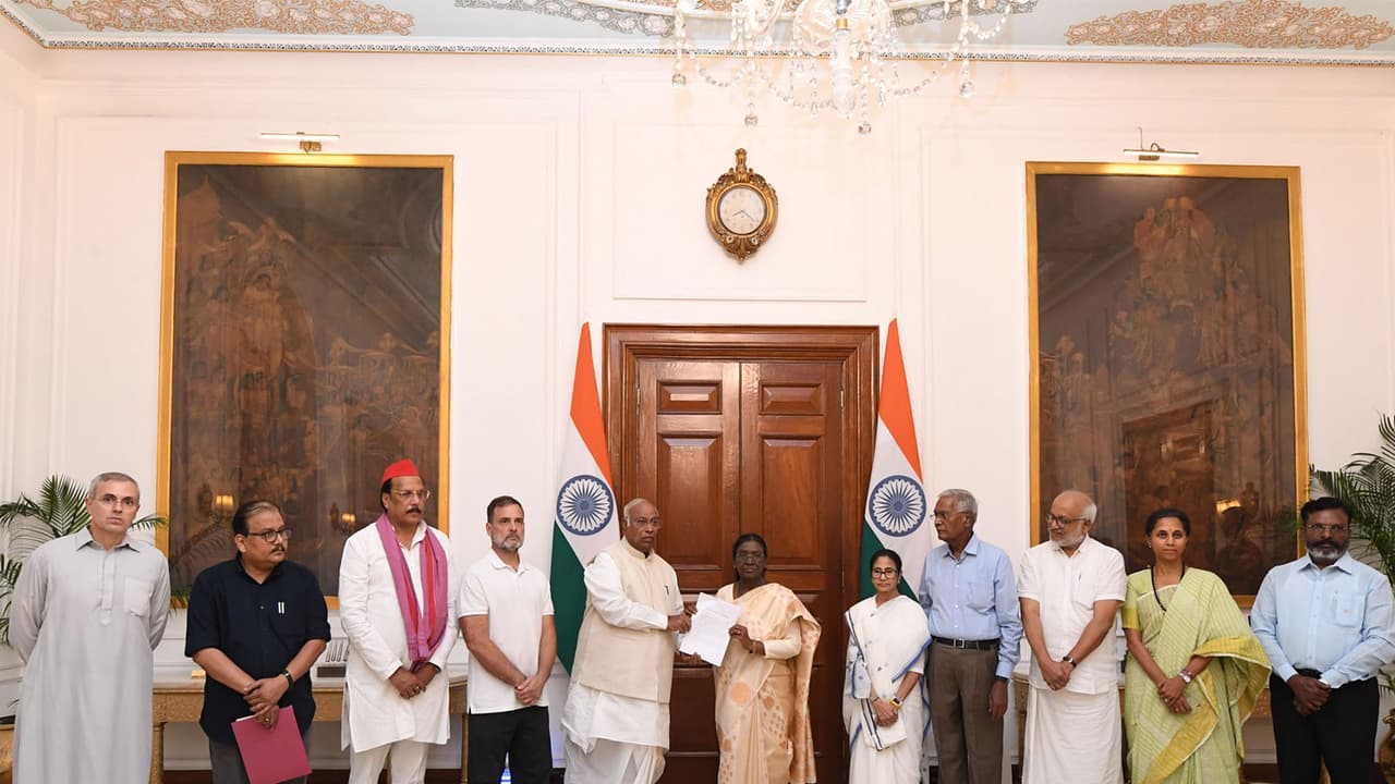 INDIA bloc submits memorandum to President Murmu (Photo/AICC) INDIA bloc submits memorandum to President Murmu (Photo/AICC)