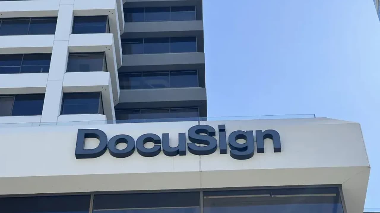 https://stocktwits.com/news articles/markets/equity/docusign stock plummets despite beat and raise 2026 q1/chkzVkfRbxv