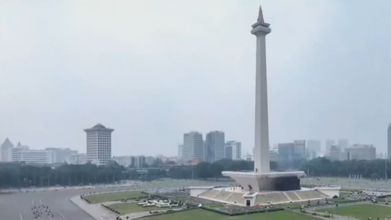 Prime Minister Narendra Modi receives a ceremonial welcome upon his arrival in Jakarta, Indonesia, during his official state visit. (Photo/ANI) Prime Minister Narendra Modi receives a ceremonial welcome upon his arrival in Jakarta, Indonesia, during his official state visit. (Photo/ANI)