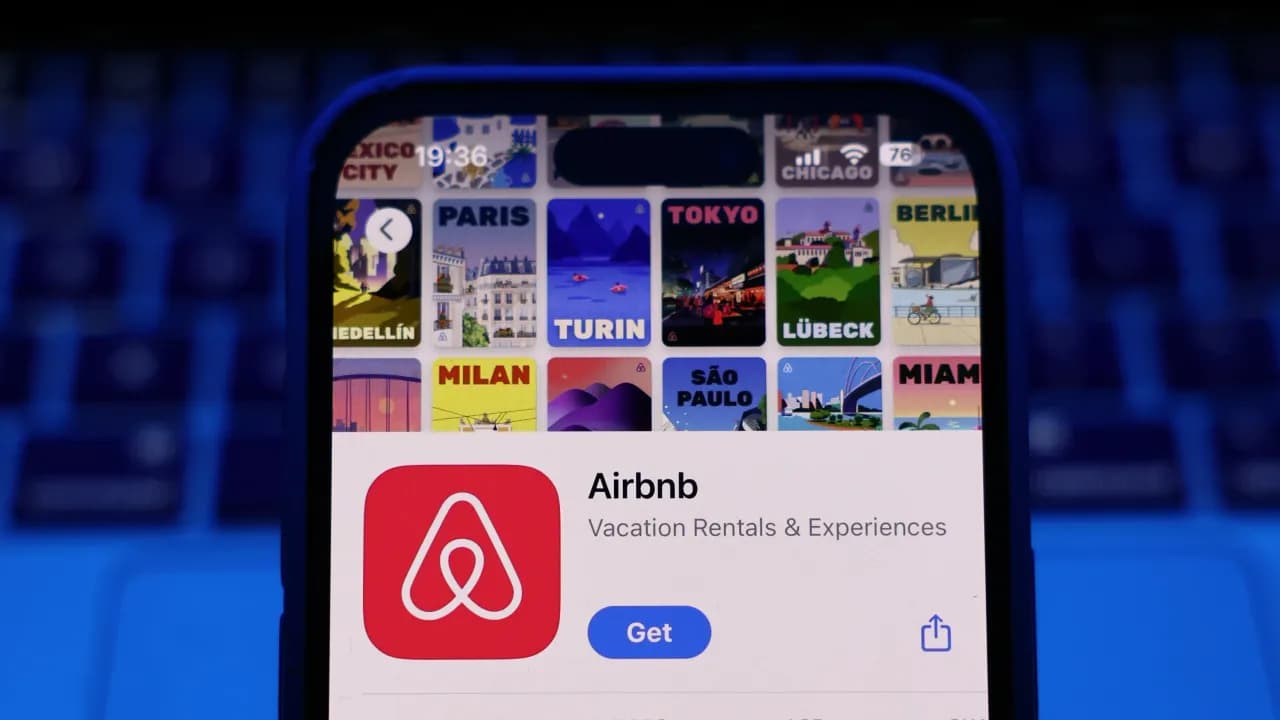 https://stocktwits.com/news articles/markets/equity/airbnb q2 analysts expect smooth sailing as travel market rebounds performance update after major app redesign/chr1M30RdPH