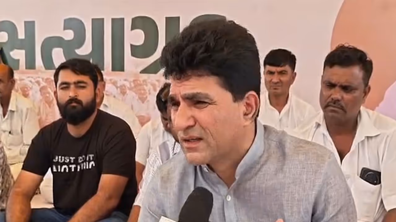 Aam Aadmi Party (AAP) Gujarat State President Isudan Gadhvi (Photo/ANI) Aam Aadmi Party (AAP) Gujarat State President Isudan Gadhvi (Photo/ANI)