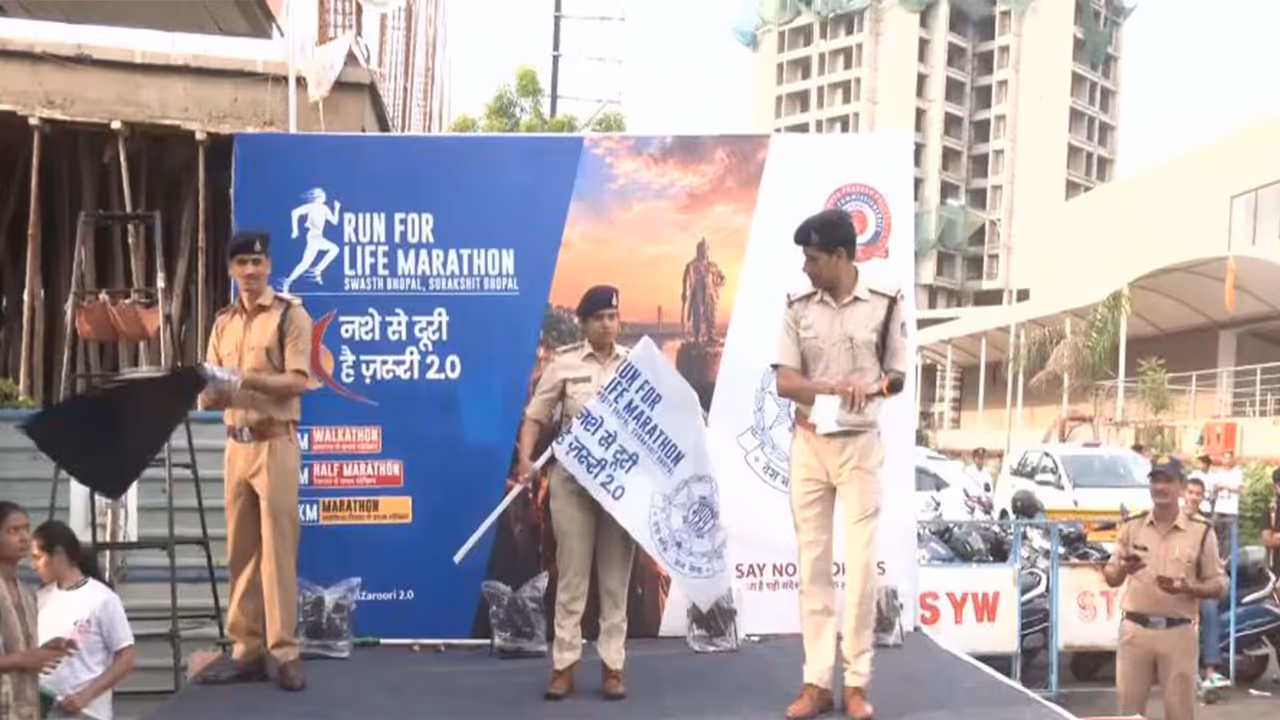 MP: Bhopal Police, Social Justice Department organise 'Run for Life' marathon to spread anti drug message (Photo/ANI) MP: Bhopal Police, Social Justice Department organise 'Run for Life' marathon to spread anti drug message (Photo/ANI)