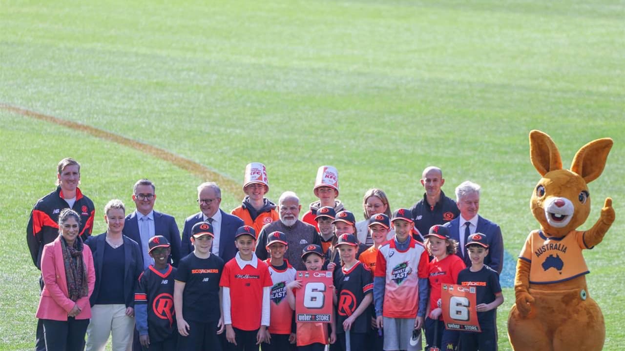 Prime Minister Narendra Modi and Australian Prime Minister Anthony Albanese pose for a group photograph with young cricketers during their visit to the Melbourne Cricket Ground (MCG) (Photo: X/@MEAIndia) Prime Minister Narendra Modi and Australian Prime Minister Anthony Albanese pose for a group photograph with young cricketers during their visit to the Melbourne Cricket Ground (MCG) (Photo: X/@MEAIndia)
