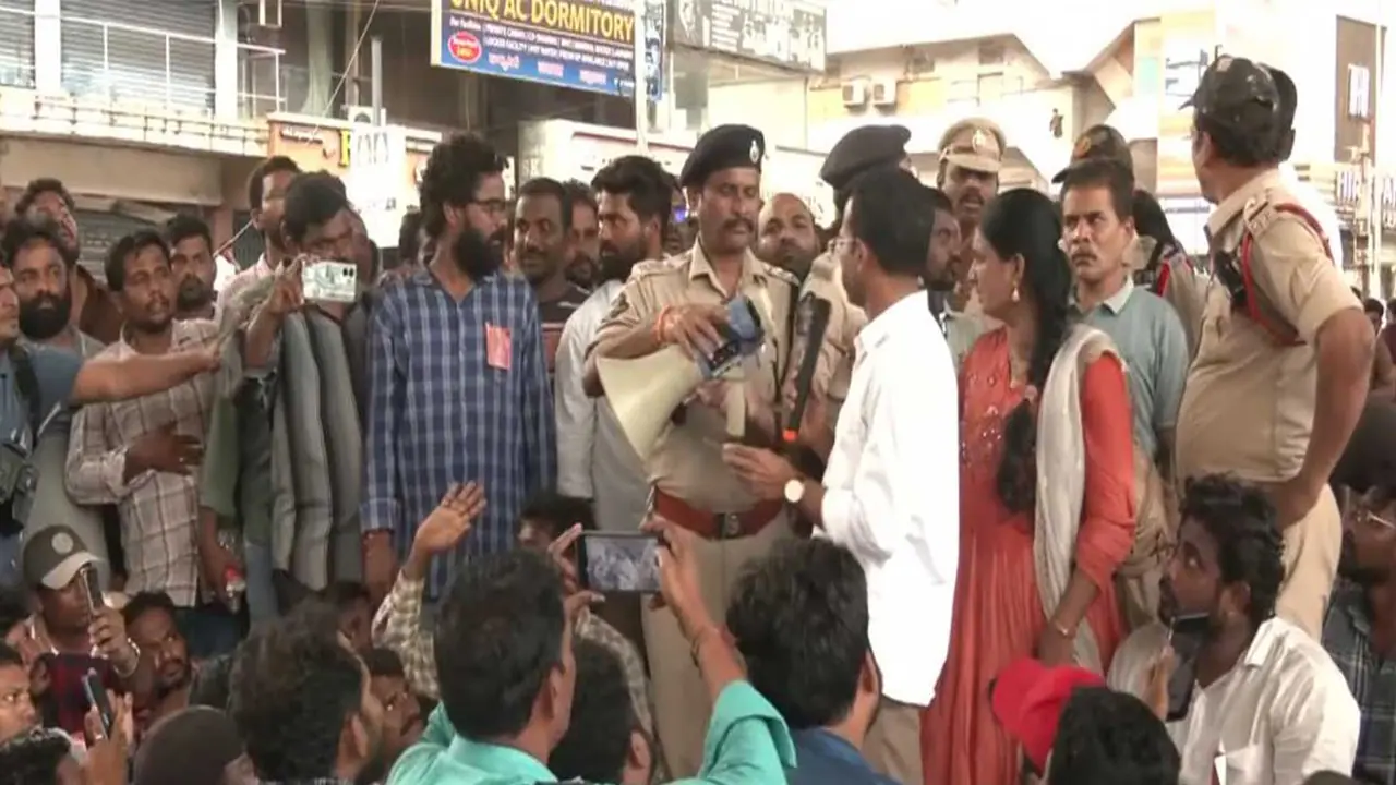 Employees of the 'Swarna Grama' and 'Swarna Ward Sachivalayam' protesting for their key demands (Photo/ANI) Employees of the 'Swarna Grama' and 'Swarna Ward Sachivalayam' protesting for their key demands (Photo/ANI)