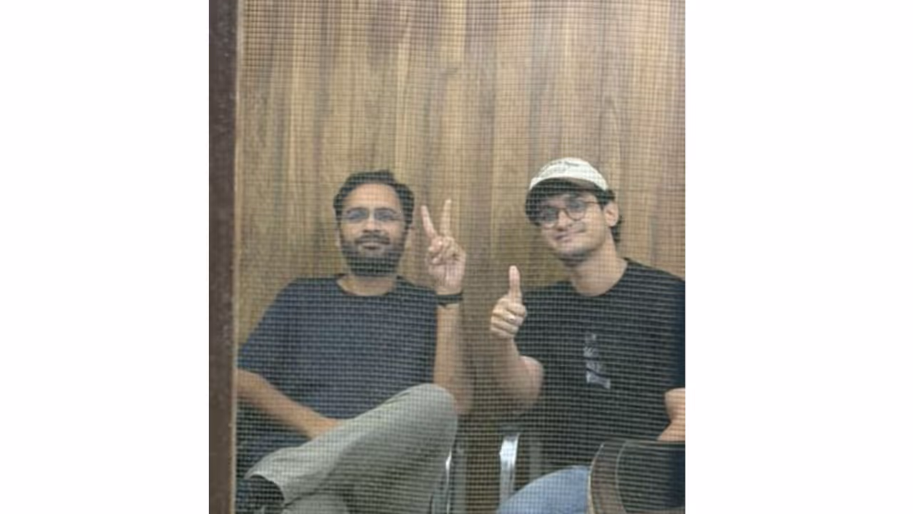 CJP activists Ashutosh Ranka and Saurav Das in custody (Photo/@abhijeet_dipke) CJP activists Ashutosh Ranka and Saurav Das in custody (Photo/@abhijeet_dipke)