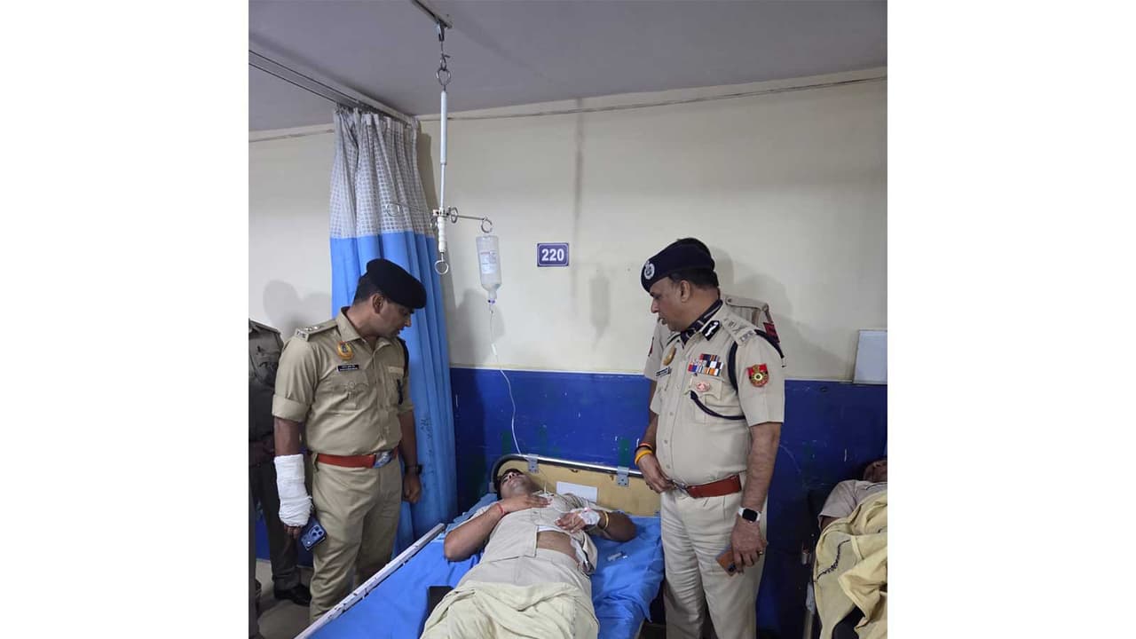 Special Commissioner of Police (L&O, Zone I) Devesh Chandra Srivastva visits injured police personnel (Photo/Delhi Police) Special Commissioner of Police (L&O, Zone I) Devesh Chandra Srivastva visits injured police personnel (Photo/Delhi Police)
