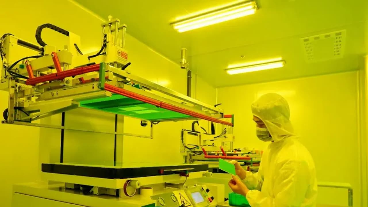 https://stocktwits.com/news articles/markets/equity/intel backed cornelis networks launches chip to boost ai and hpc performance/chkrftCRbv8
