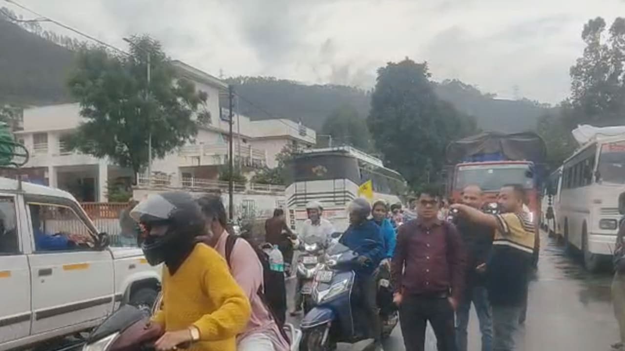 Authorities stopping vehicles from proceeding further (Photo/ANI) Authorities stopping vehicles from proceeding further (Photo/ANI)