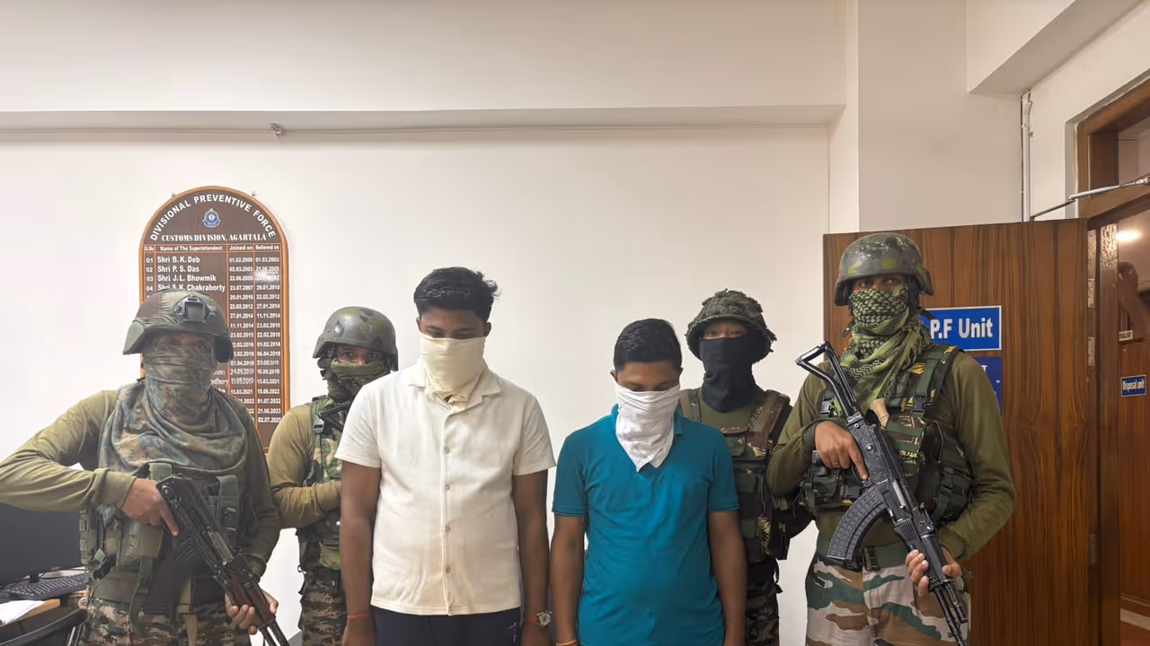 Assam Rifles with the accused. (Photo/Headquarters Inspector General Assam Rifles (East)) Assam Rifles with the accused. (Photo/Headquarters Inspector General Assam Rifles (East))