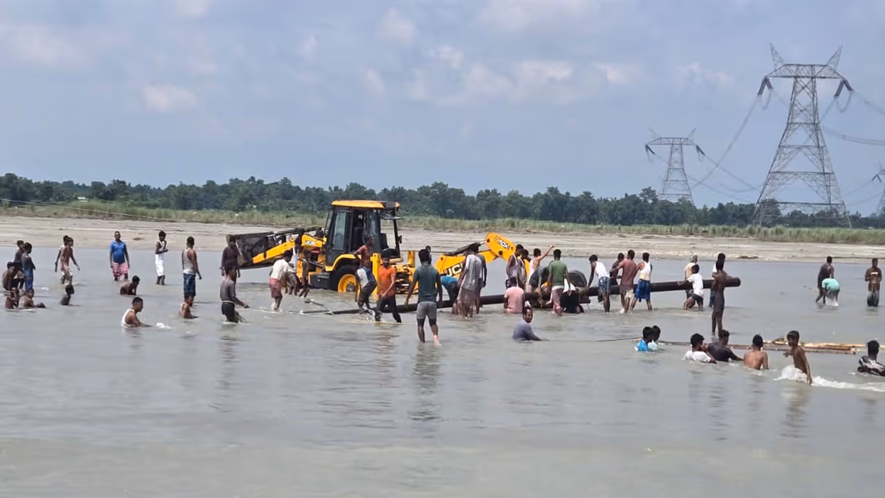 Relief Operations continue in Assam (Photo/@himantabiswa) Relief Operations continue in Assam (Photo/@himantabiswa)