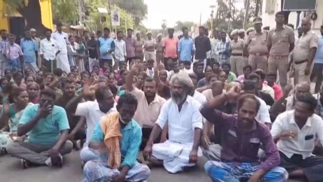Relatives of Tamilselvi protest on road in Ramanathapuram over her death at a government hospital (Photo/ANI) Relatives of Tamilselvi protest on road in Ramanathapuram over her death at a government hospital (Photo/ANI)
