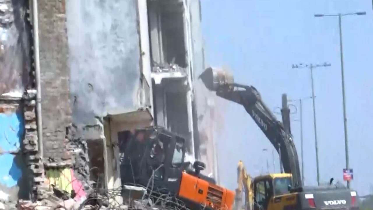 Demolition drive in Shalimar Bagh (Photo/ANI) Demolition drive in Shalimar Bagh (Photo/ANI)
