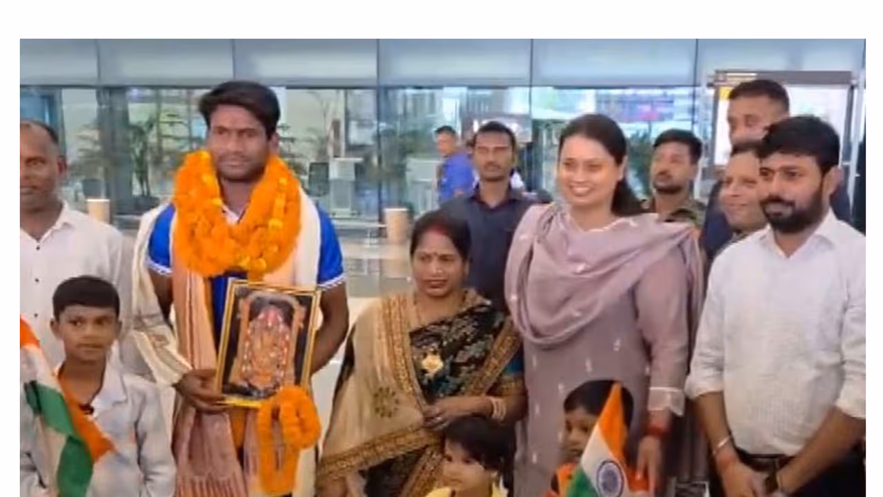 Bihar Spors Minister Shreyasi Singh with hockey player Sawan Kumar and his family. (Photo: ANI) Bihar Spors Minister Shreyasi Singh with hockey player Sawan Kumar and his family. (Photo: ANI)