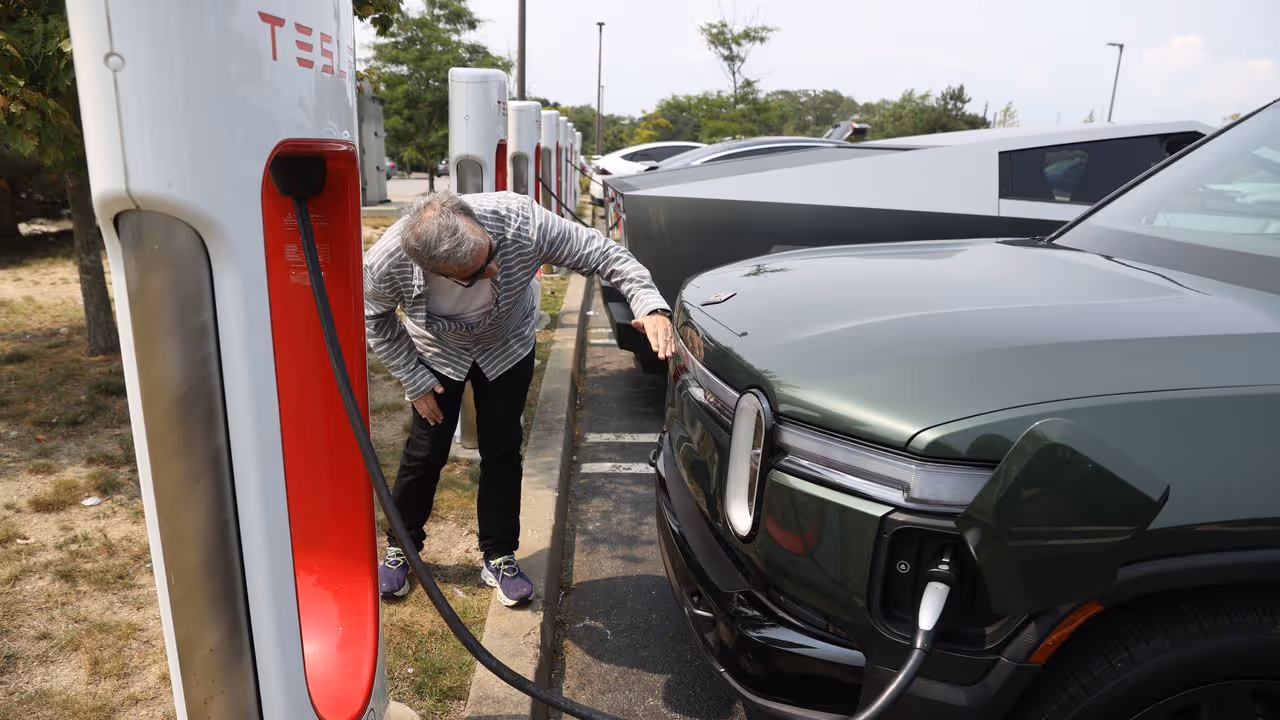 https://stocktwits.com/news articles/markets/equity/tesla rivian deliveries beat estimates analysts explain why tsla rallied while rivn fell/cZDm6zHRBKr https://stocktwits.com/news articles/markets/equity/tesla rivian deliveries beat estimates analysts explain why tsla rallied while rivn fell/cZDm6zHRBKr