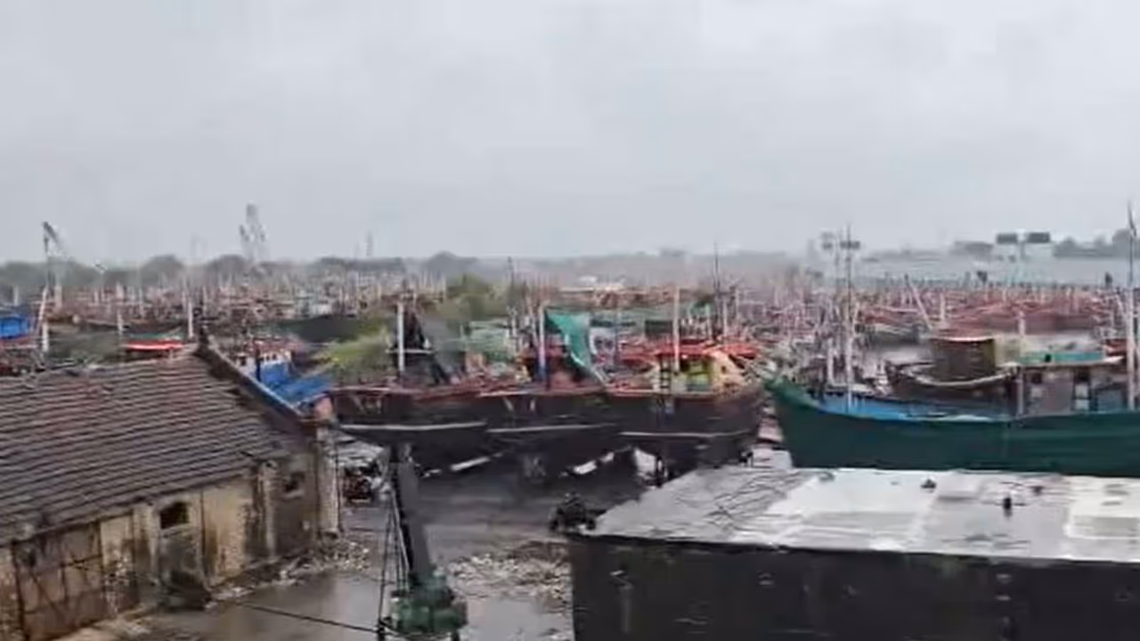 Veraval Port hoists Signal No 3 due to possibilty of strong winds (Photo/ANI) Veraval Port hoists Signal No 3 due to possibilty of strong winds (Photo/ANI)