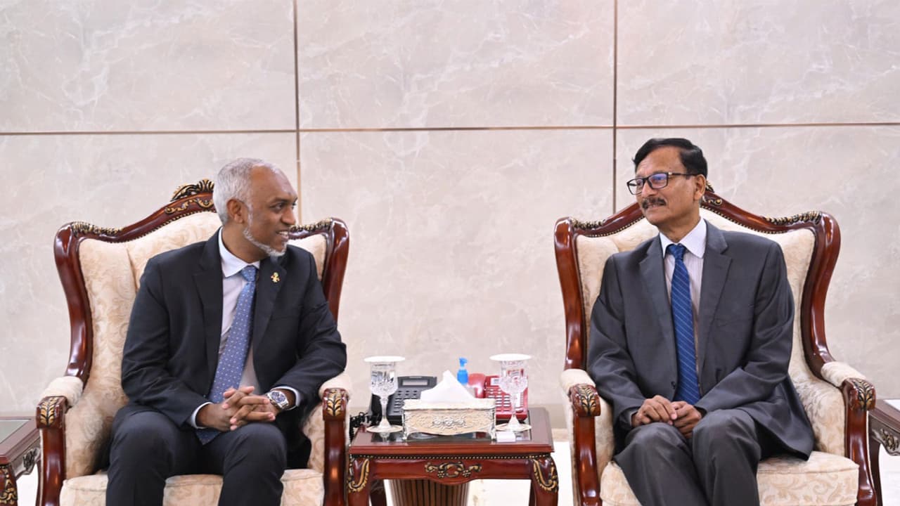 President of Maldives, Mohamed Muizzu with Bangladesh's Foreign Adviser, M Touhid Hossain (Photo/ChiefAdviser'sPress Wing) President of Maldives, Mohamed Muizzu with Bangladesh's Foreign Adviser, M Touhid Hossain (Photo/ChiefAdviser'sPress Wing)