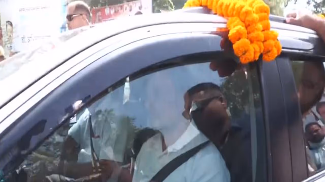 Rahul Gandhi arrives in Sultanpur Special MP/MLA court (Photo/ANI) Rahul Gandhi arrives in Sultanpur Special MP/MLA court (Photo/ANI)