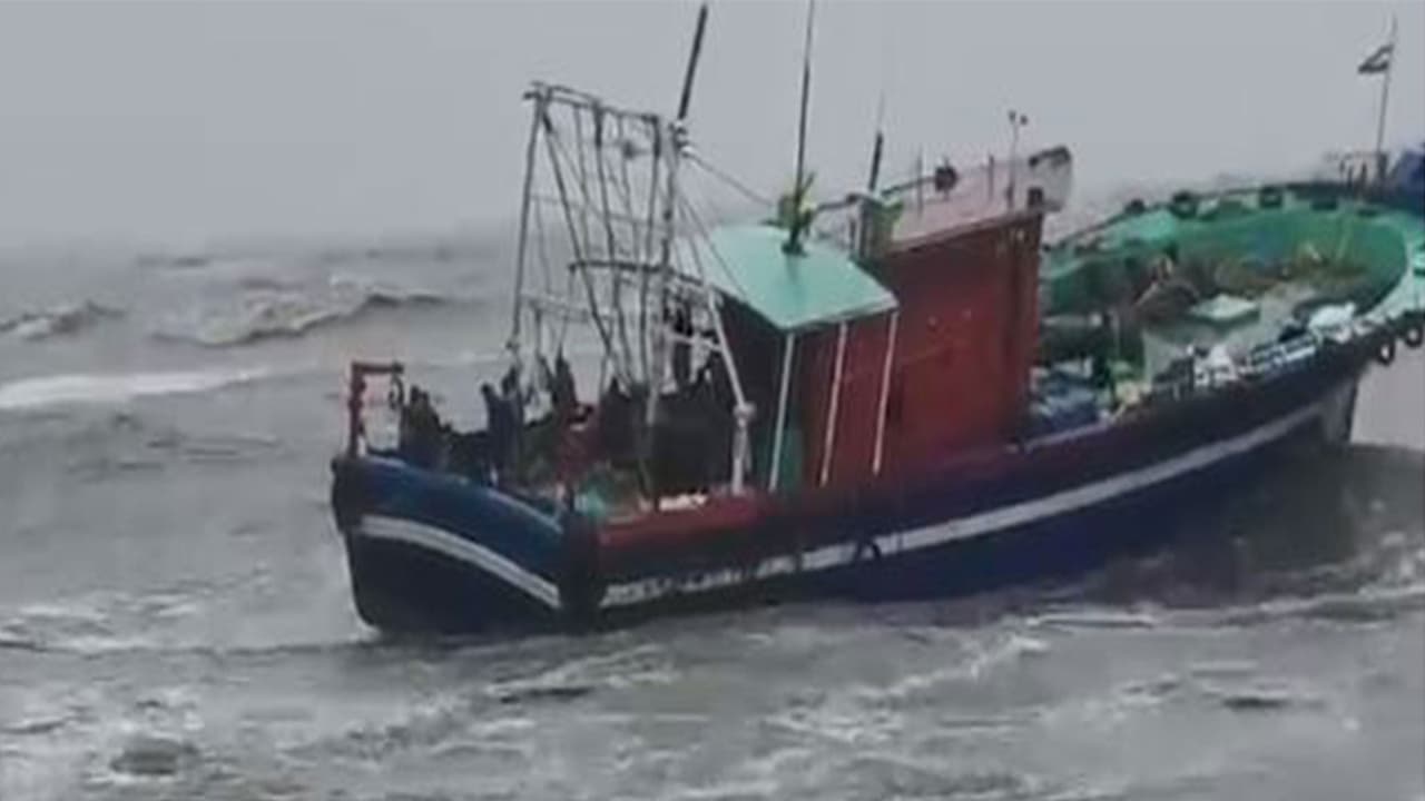 17 fishermen rescued after engine failure off Kozhikode coast (Photo/ANI) 17 fishermen rescued after engine failure off Kozhikode coast (Photo/ANI)