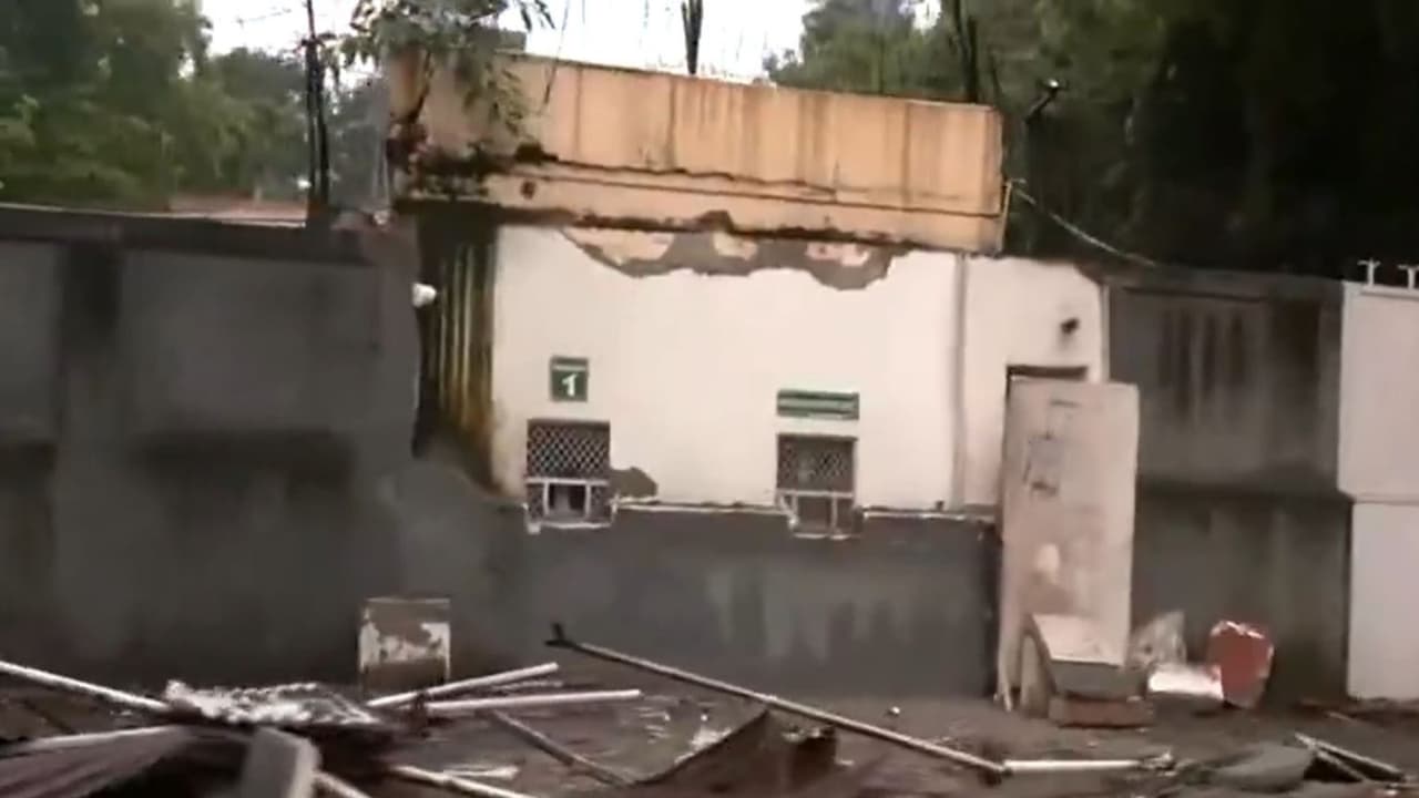 Indian authorities remove traffic bollards and barricades outside the Pakistan High Commission in New Delhi amid escalating diplomatic friction. (Photo/ANI) Indian authorities remove traffic bollards and barricades outside the Pakistan High Commission in New Delhi amid escalating diplomatic friction. (Photo/ANI)