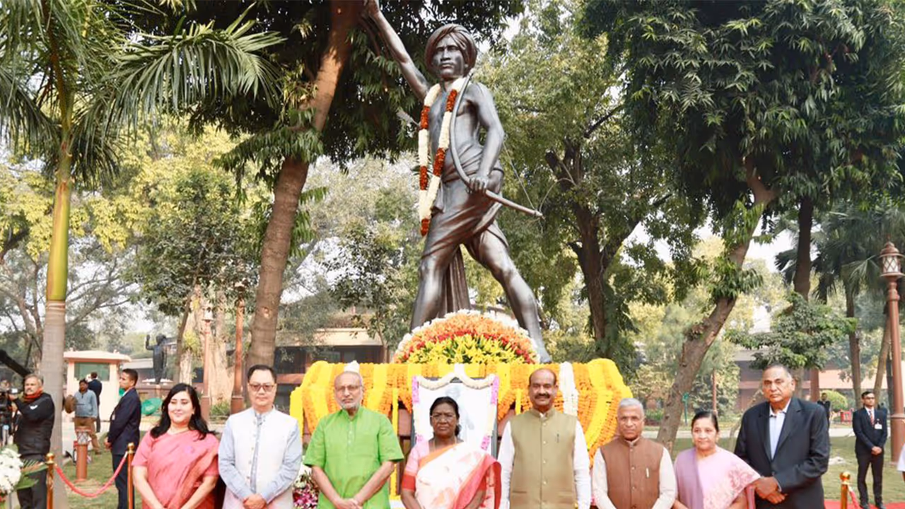 President Murmu, VP Radhakrishnan pay floral tributes to Birsa Munda (Photo/Lok Sabha Secretariat)
