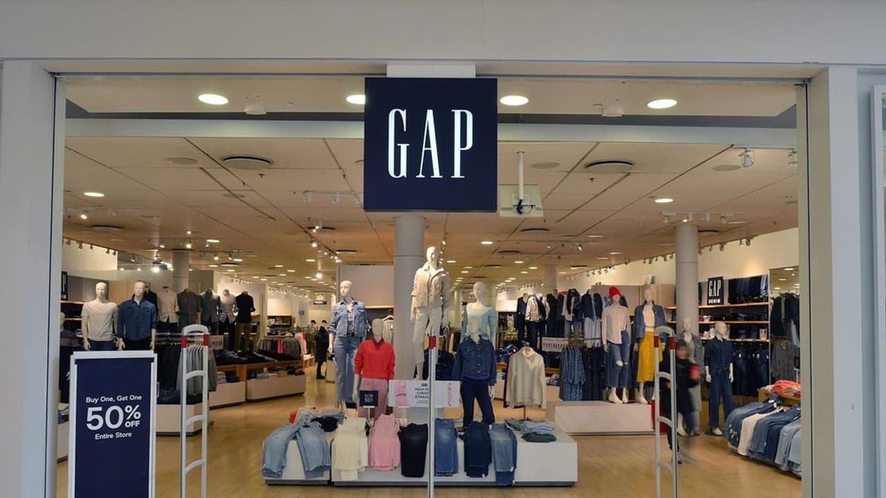 https://stocktwits.com/news articles/markets/equity/gap stock snaps 6 day winning streak ceo vows to mitigate tariff pressure denim campaign grabs eyeballs/chtTdjVRdZl