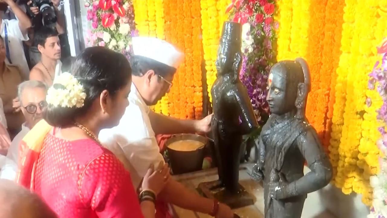 Mumbai Mayor Tawde performs puja at Vitthal Rukmini Temple on Ekadashi (Photo/ANI) Mumbai Mayor Tawde performs puja at Vitthal Rukmini Temple on Ekadashi (Photo/ANI)