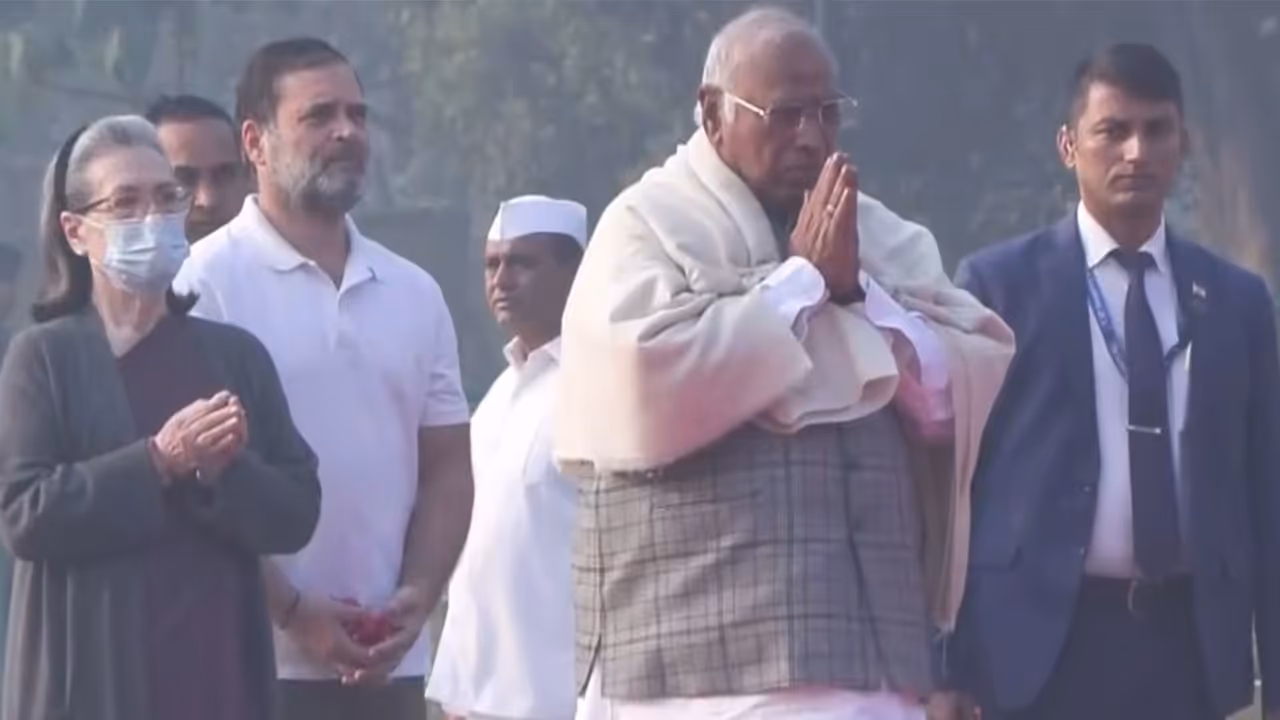 Congress leaders at Shakti Sthal in New Delhi (Photo/ANI) Congress leaders at Shakti Sthal in New Delhi (Photo/ANI)