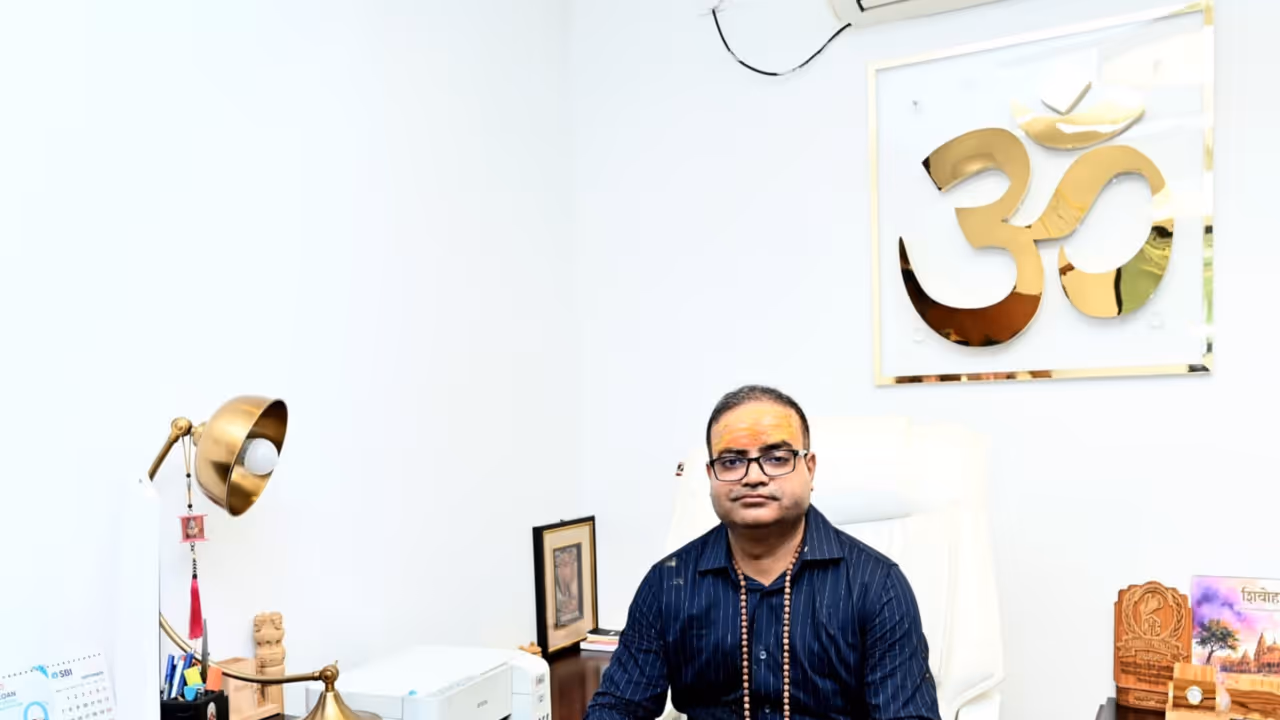 Satyam Mishra assumes charge (Photo: Shri Kashi Vishwanath Mandir) Satyam Mishra assumes charge (Photo: Shri Kashi Vishwanath Mandir)