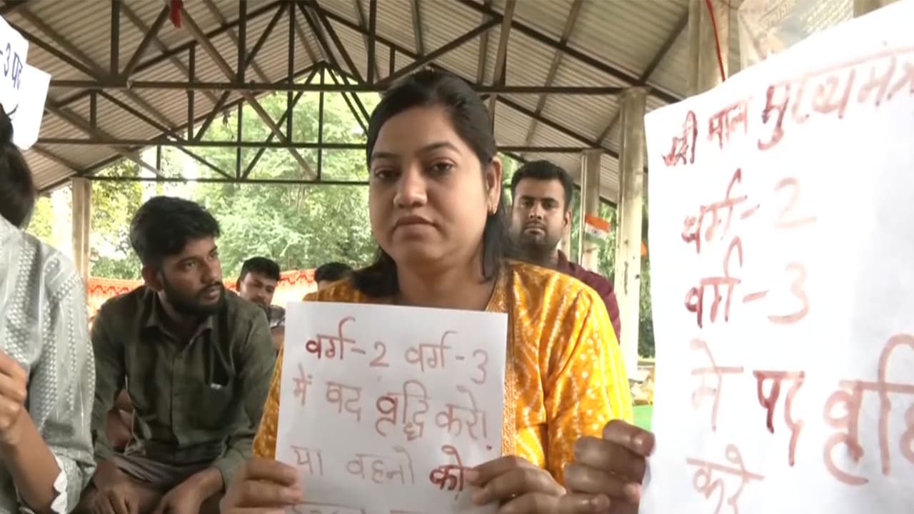 Teacher recruitment aspirants protesting in Bhopal. (Photo/ANI) Teacher recruitment aspirants protesting in Bhopal. (Photo/ANI)