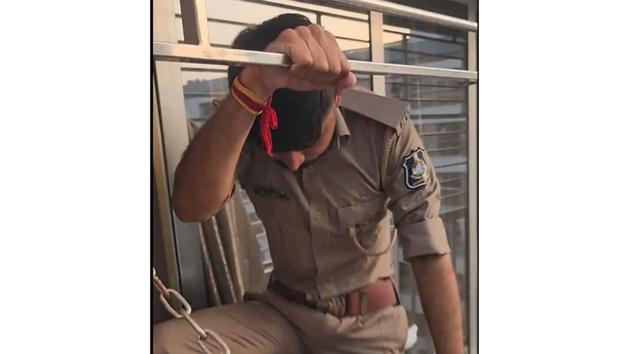Heroic Surat Cop climbs exterior grille on seventh floor to rescue man (Photo/X@sanghaviharsh) Heroic Surat Cop climbs exterior grille on seventh floor to rescue man (Photo/X@sanghaviharsh)