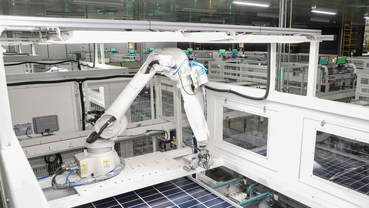 Altus Power Stock Edges Lower On Q4 Miss, But Retail Remains Bullish Ahead Of Pending Acquisition