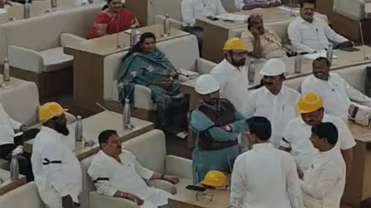 Corporators wear helmets in PMC House (Photo/PuneCongress) Corporators wear helmets in PMC House (Photo/PuneCongress)