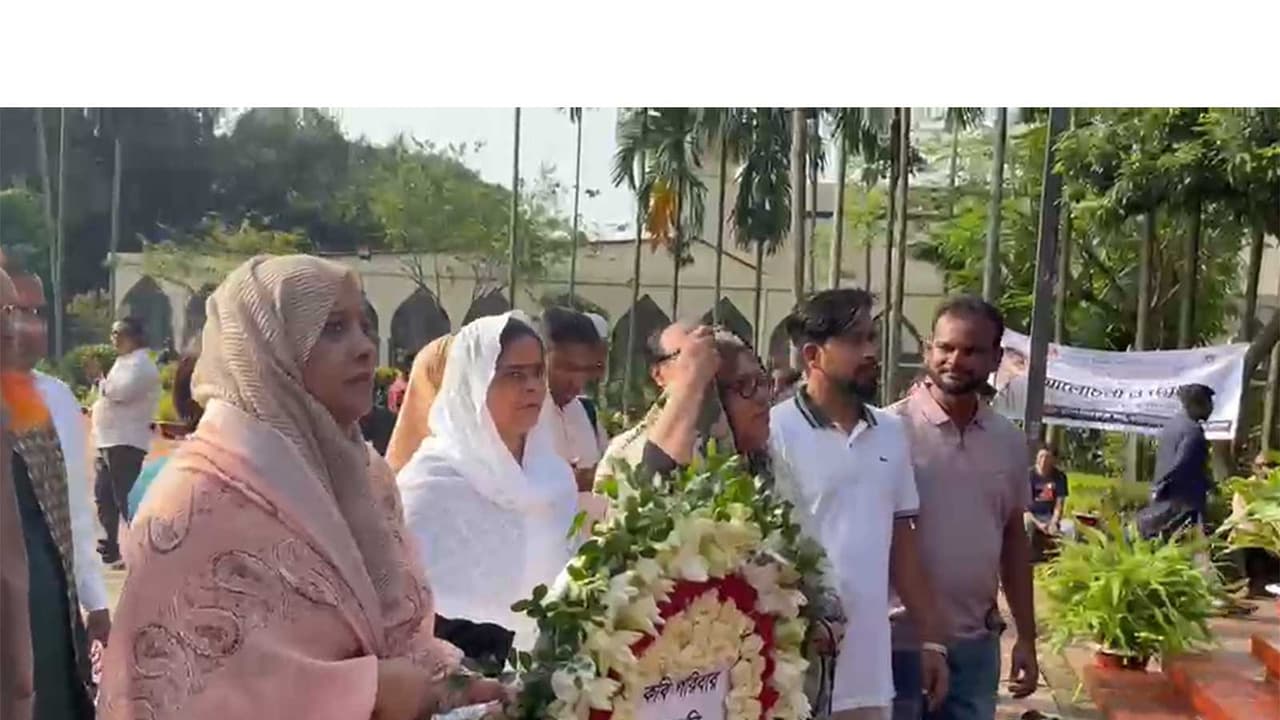 People pay their respects to poet Nazrul Islam (Photo/ANI) People pay their respects to poet Nazrul Islam (Photo/ANI)
