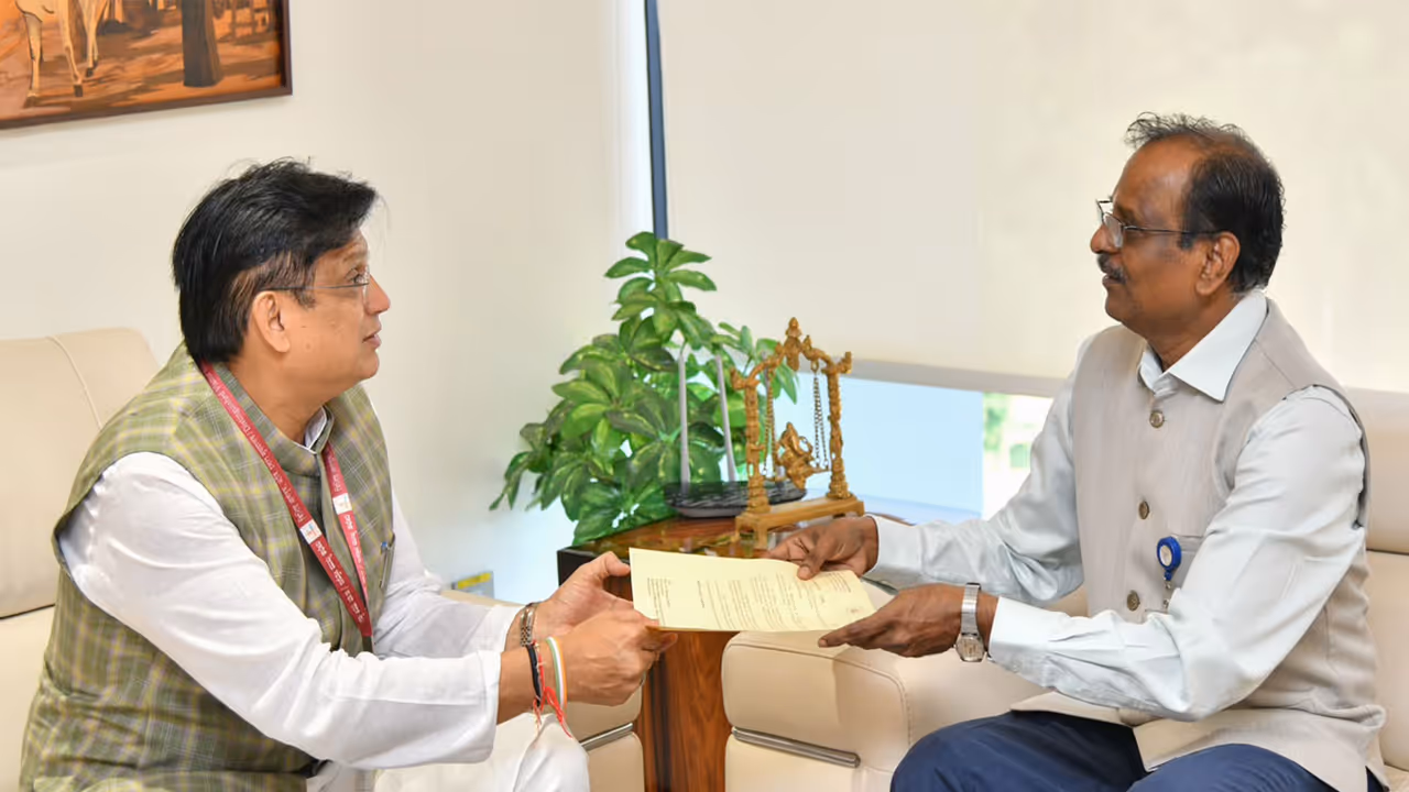 Karnataka minister Ajay Dharam Singh and ISRO Chairman V Narayanan (Photo/Karnataka govt) Karnataka minister Ajay Dharam Singh and ISRO Chairman V Narayanan (Photo/Karnataka govt)