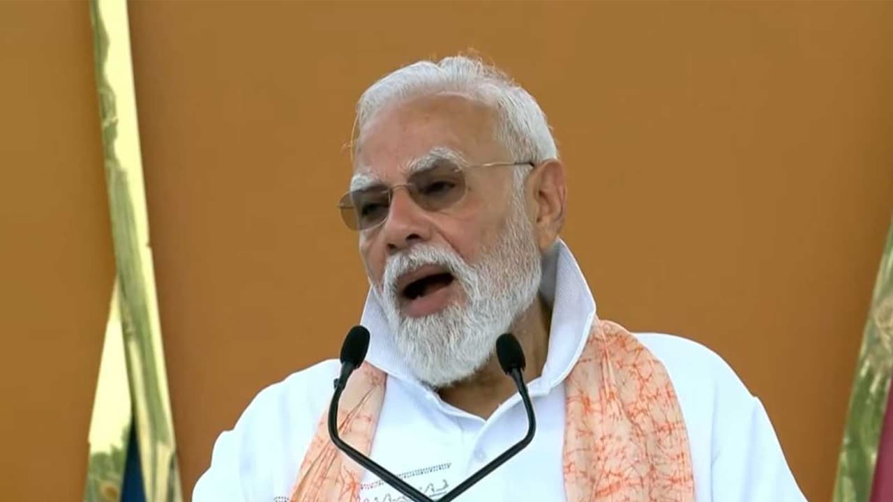 Prime Minister Narendra Modi at Red Road Kolkata (Photo/@PIB_India) Prime Minister Narendra Modi at Red Road Kolkata (Photo/@PIB_India)