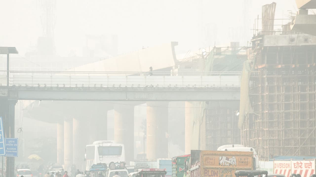 Vehicular traffic amid dense smog with the Air Quality Index (AQI) in the 'severe' category. (Photo/ANI)