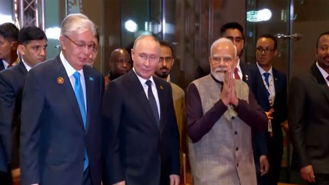Prime Minister Narendra Modi with Russian President Vladimir Putin arrives at Bharat Mandapam for the gala dinner (Photo: DD) Prime Minister Narendra Modi with Russian President Vladimir Putin arrives at Bharat Mandapam for the gala dinner (Photo: DD)