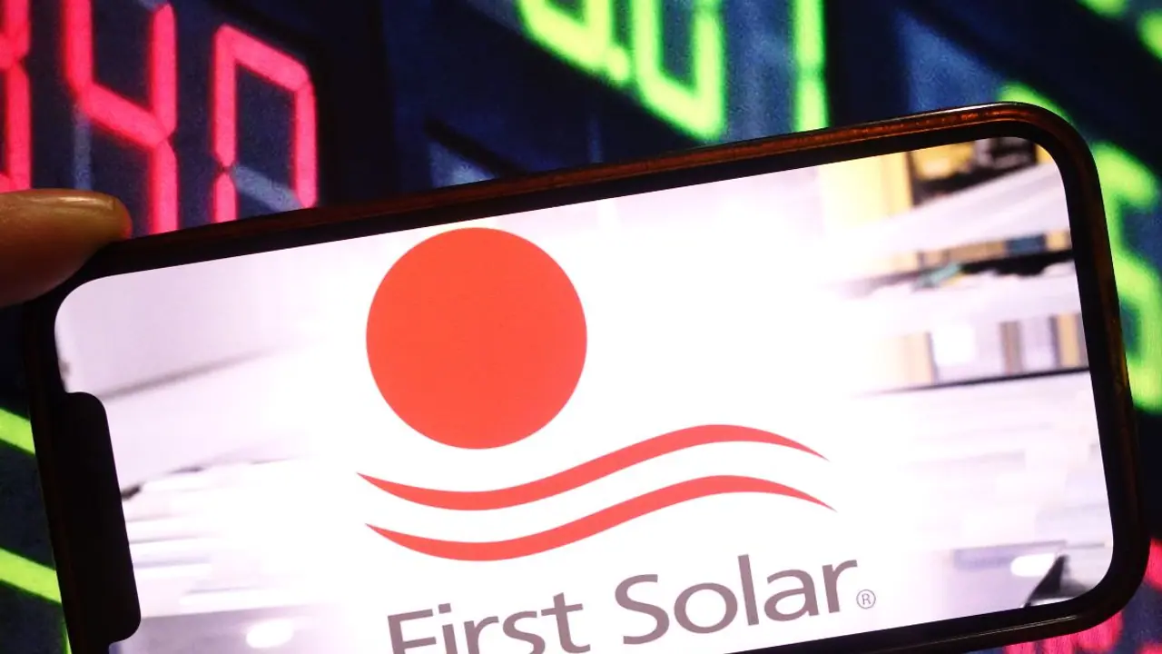 First Solar Projects Brighter 2025 After Mixed Q4, Stock Climbs After Hours: Retail Stands Firmly Bullish