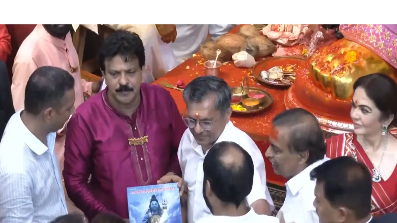 Ambanis at Lalbaugcha Raja (Image source: ANI) Ambanis at Lalbaugcha Raja (Image source: ANI)