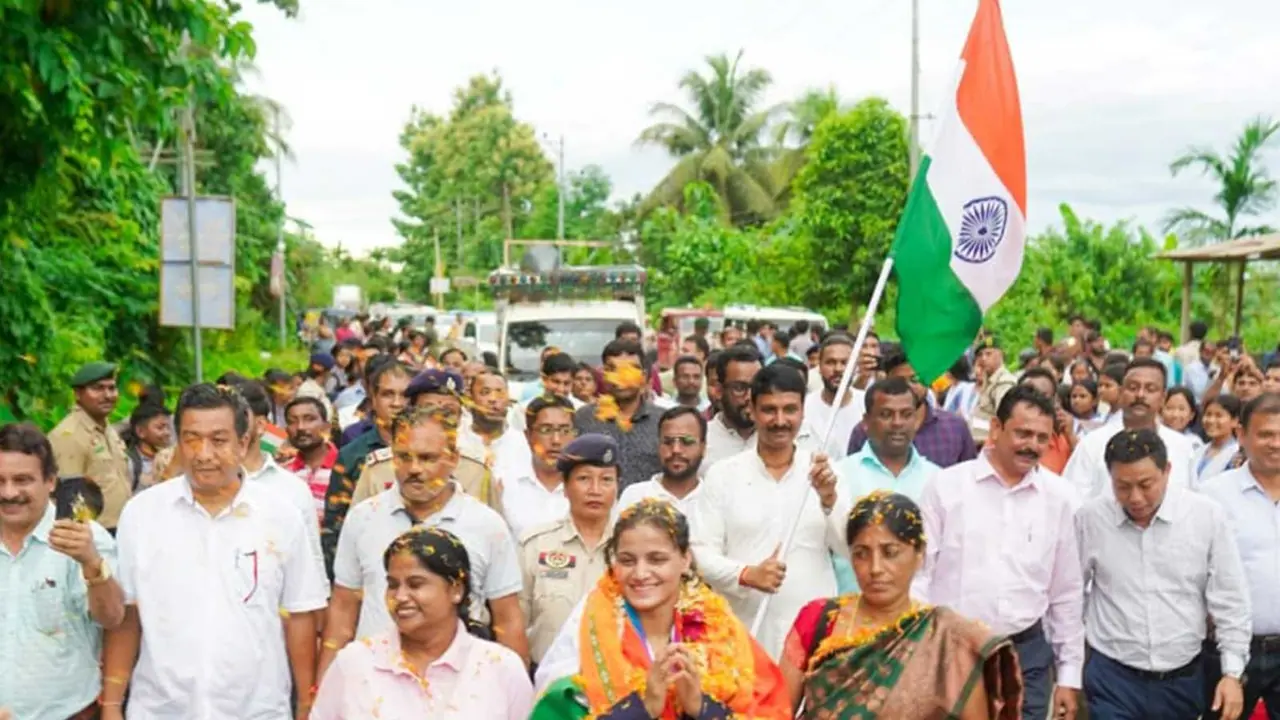 Asmita Dey receives grand homecoming in after CWG gold medal (Photo: CMO Tripura) Asmita Dey receives grand homecoming in after CWG gold medal (Photo: CMO Tripura)