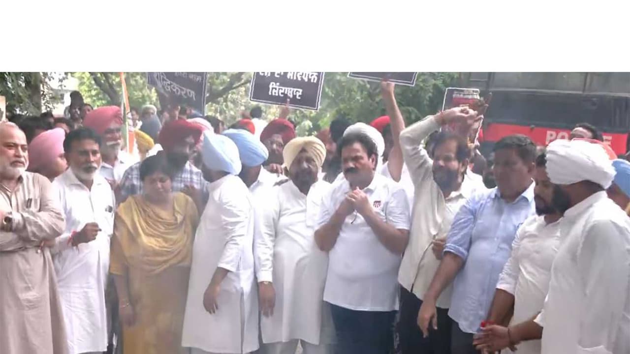 Congress holds protest in Chandigarh (Photo/ANI) Congress holds protest in Chandigarh (Photo/ANI)