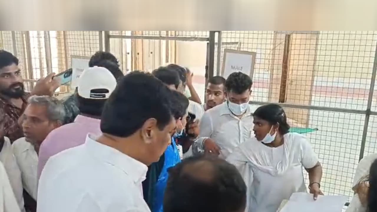 Scenes at the Srikakulam Hospital (Photo/ANI) Scenes at the Srikakulam Hospital (Photo/ANI)