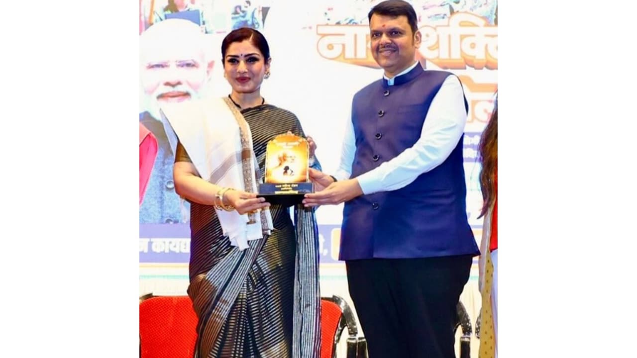 Maharashtra CM Devendra Fadnavis honoured Raveena Tandon (Photo/Instagram@officialraveenatandon) Maharashtra CM Devendra Fadnavis honoured Raveena Tandon (Photo/Instagram@officialraveenatandon)