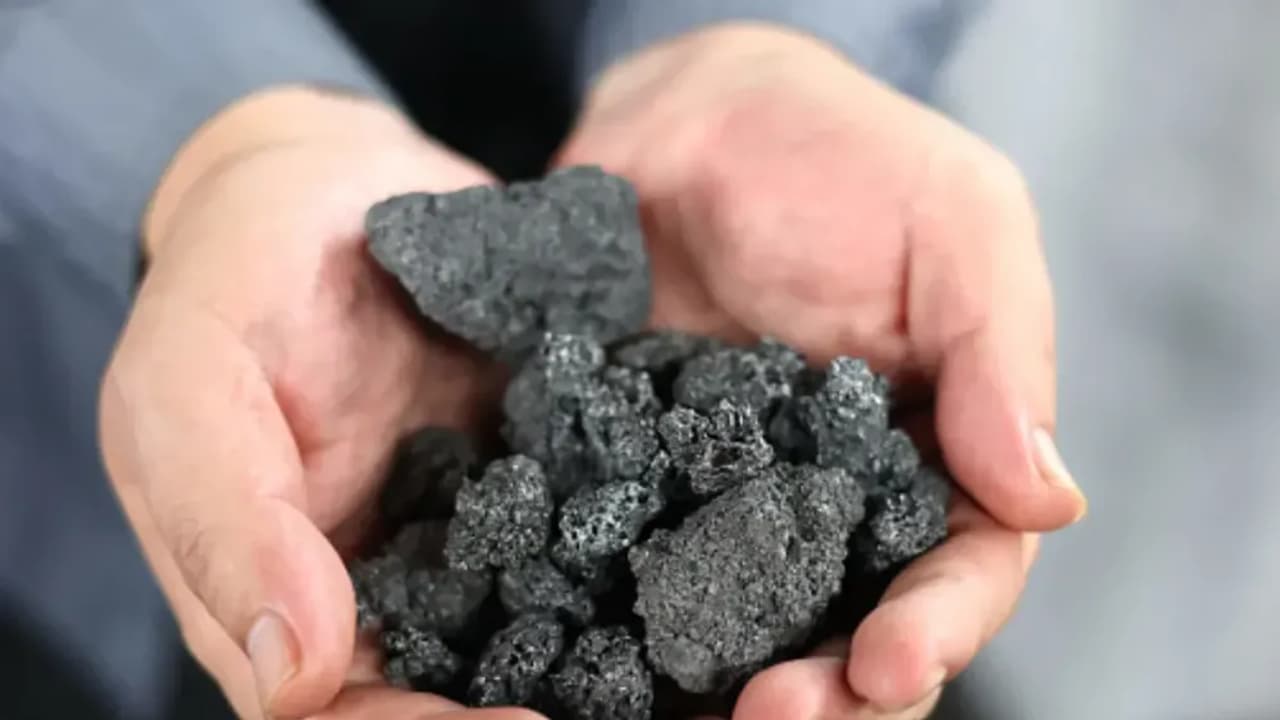 https://stocktwits.com/news articles/markets/equity/heg graphite india surge on resonac exit sebi ra adarsh nimborkar sees more upside/ch0cmyZRbFY