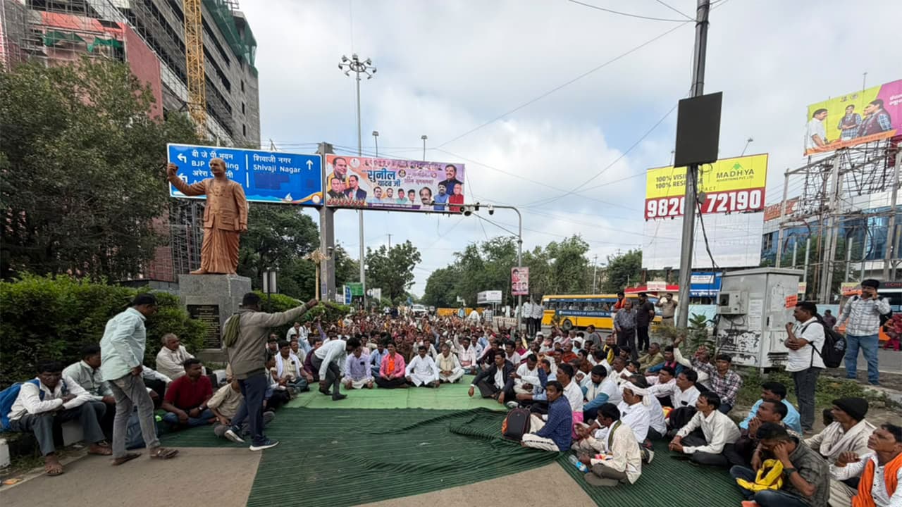 Class IV outsourced and temporary employees are staging protest in Bhopal (Photo/ANI) Class IV outsourced and temporary employees are staging protest in Bhopal (Photo/ANI)